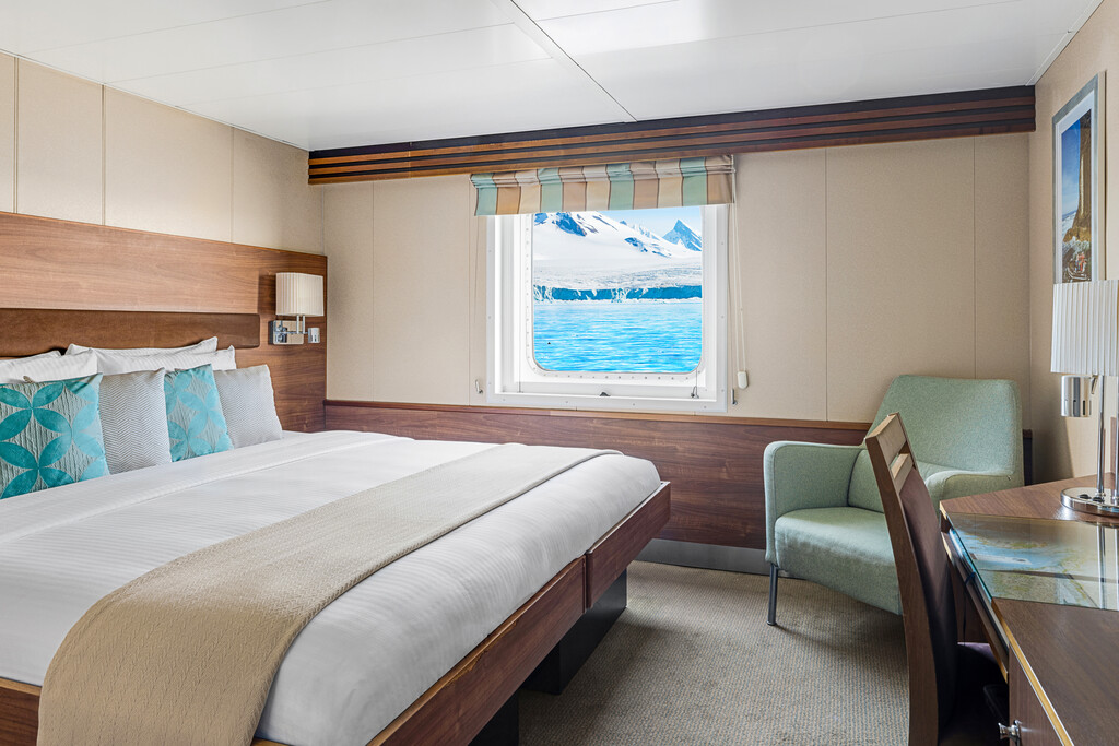 Medium RGB LEX Ship NG Explorer Cabin Cat 2 Y4A3355