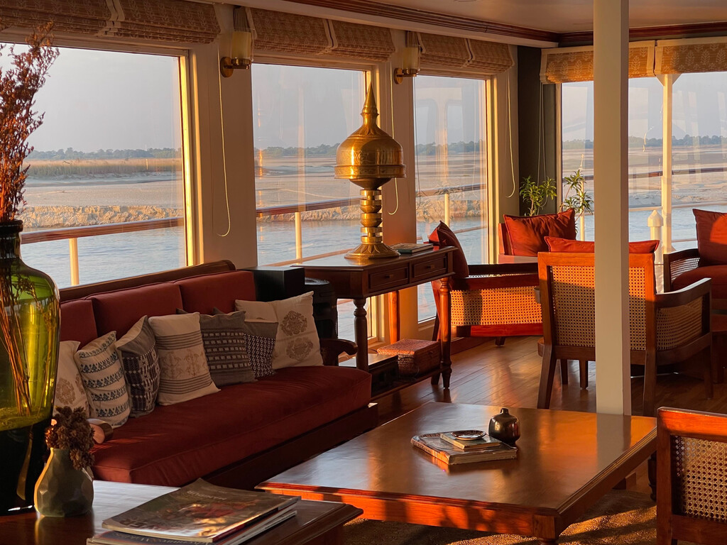 Medium RGB LEX Ship Charaidew II Interior Lounge 2