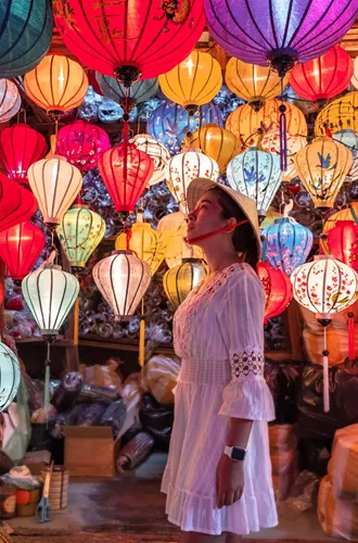 Vietnam Tourist Choosing Lanterns In Hoi An (1)