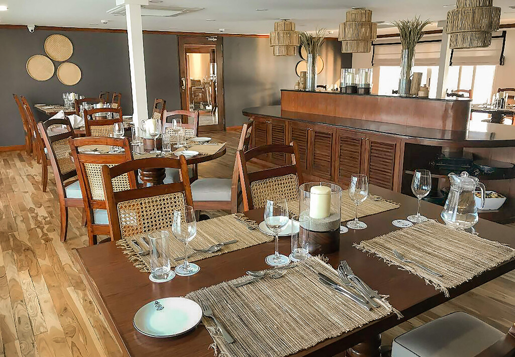 Medium RGB LEX Ship Charaidew II Interior Dining 003