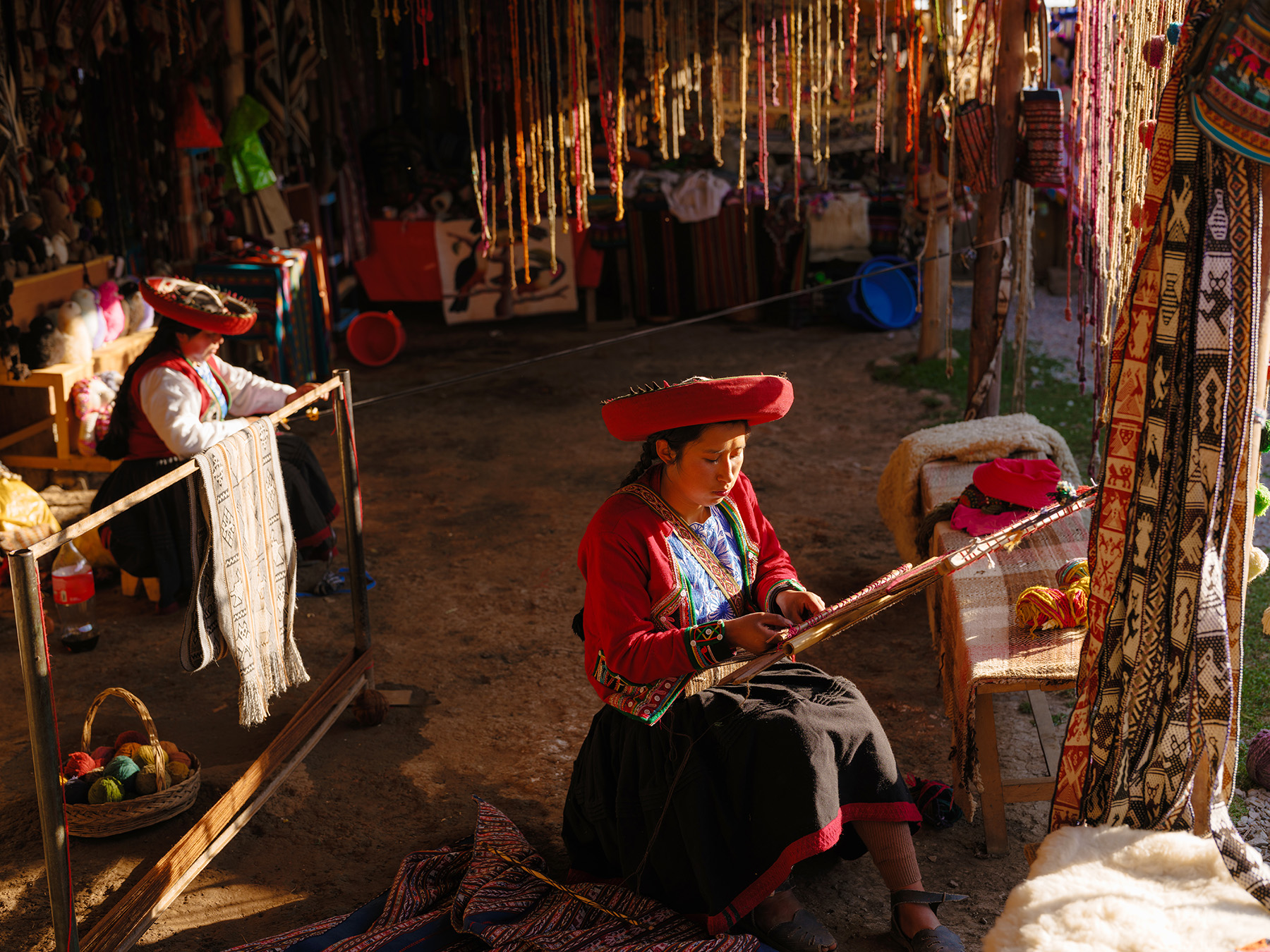 Peru Woman Weaving In A Workshop In Sacred Valley (1)