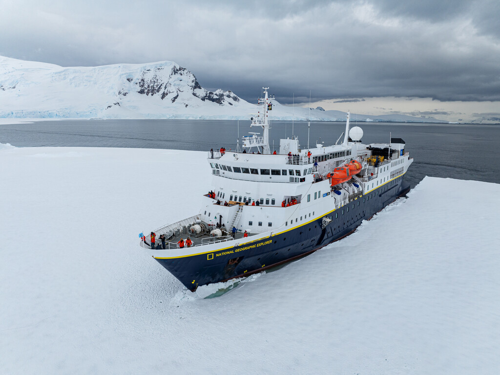 Medium RGB LEX Ship NG Explorer Exterior Antarctica JVF24 6