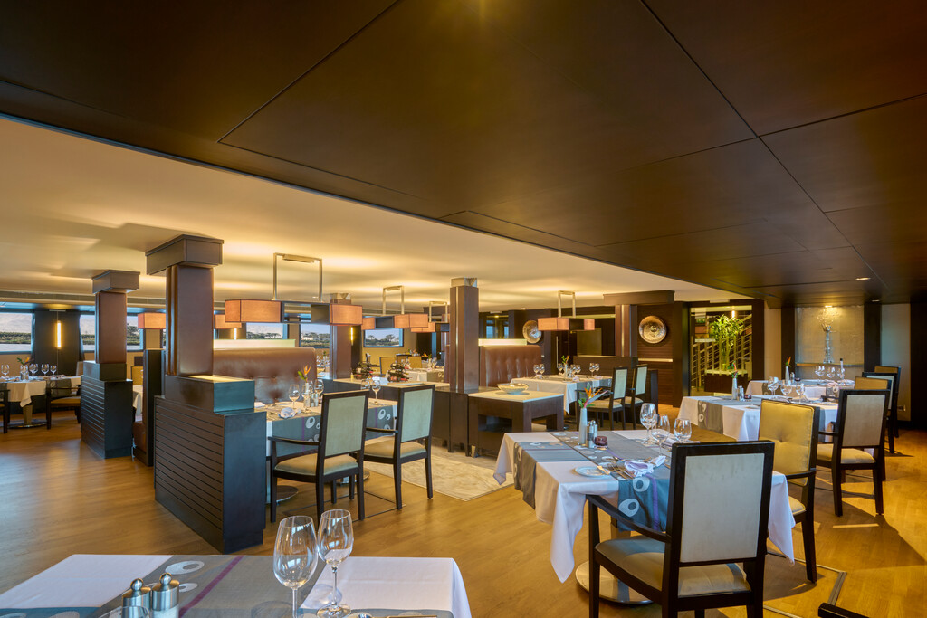 Medium RGB LEX Ship Oberoi Philae Interior Restaurant OP44552